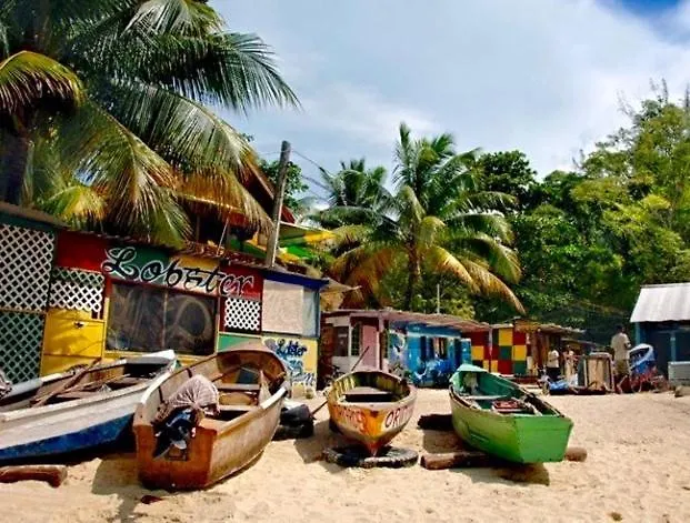 Idyllic Beachfront Condo أوشو ريوس شقة