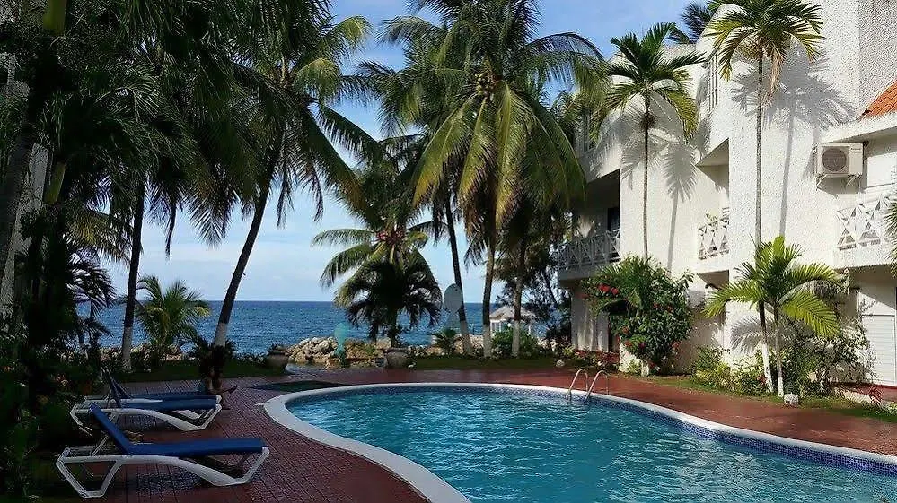 Idyllic Beachfront Condo أوشو ريوس شقة
